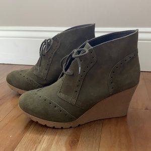 NVR WORN Olive green suede wedge bootie